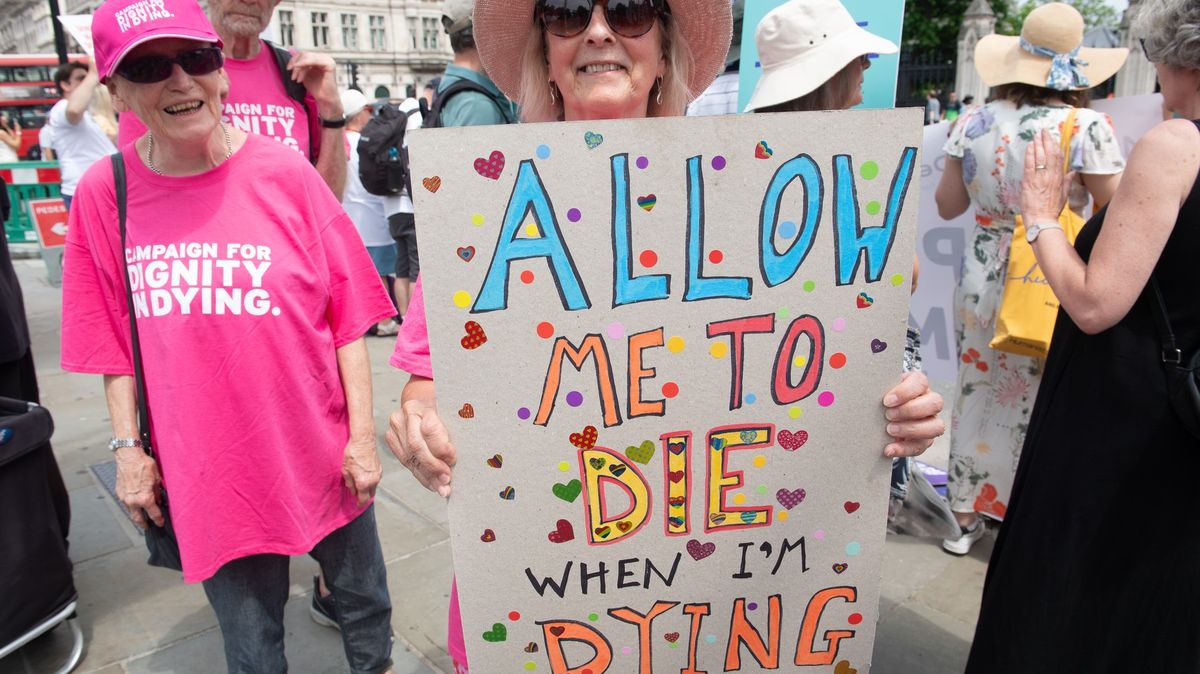 Zákon o legalizaci asistované sebevraždy prošel britským parlamentem